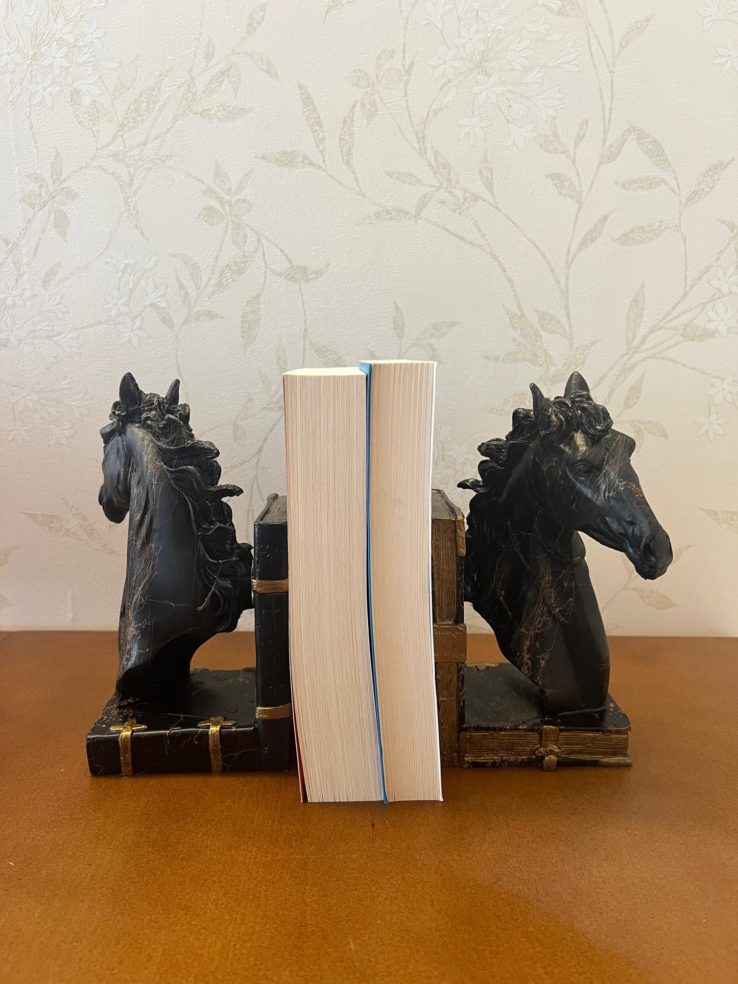 Elegant Horse Bookends, Horse Bookends Decor, Horse Head Bookshelf Decor, Stylish Bookends Gift, Polyester Bookend Set,Horse Statue Bookends