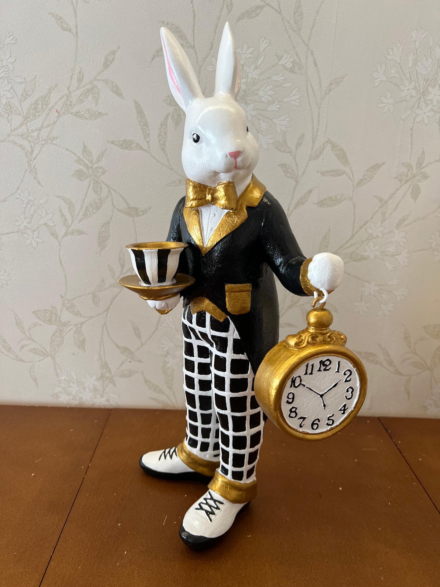 Alice im Wunderland Teezeit Hasenfigur, Hasenstatue mit Teetasse &amp; Uhr, Hasenfigur, Wunderland Teeparty, Hase mit Teetasse