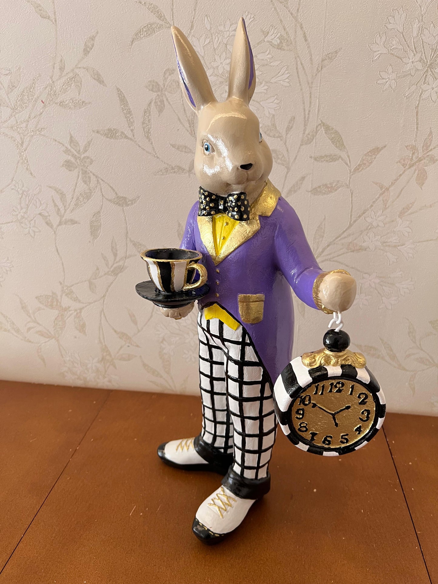 Alice im Wunderland Teezeit Hasenfigur, Hasenstatue mit Teetasse &amp; Uhr, Hasenfigur, Wunderland Teeparty, Hase mit Teetasse