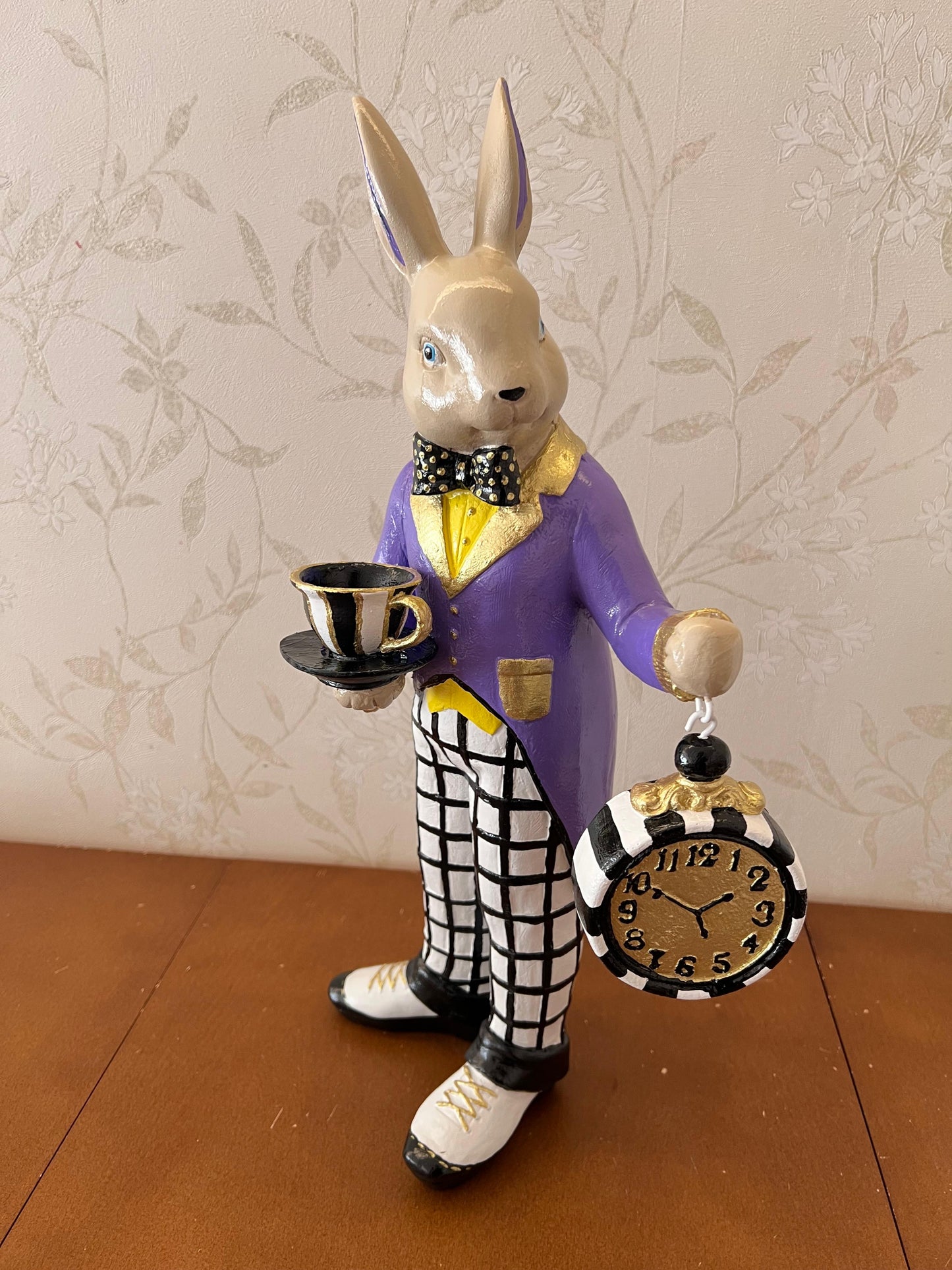 Alice im Wunderland Teezeit Hasenfigur, Hasenstatue mit Teetasse &amp; Uhr, Hasenfigur, Wunderland Teeparty, Hase mit Teetasse