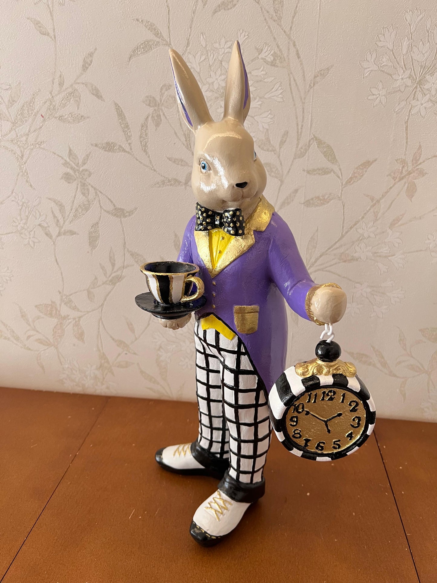 Alice im Wunderland Teezeit Hasenfigur, Hasenstatue mit Teetasse &amp; Uhr, Hasenfigur, Wunderland Teeparty, Hase mit Teetasse