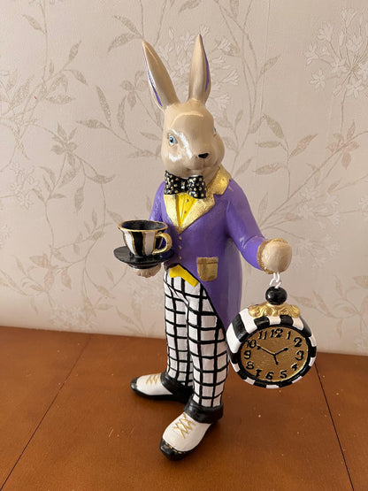 Alice im Wunderland Teezeit Hasenfigur, Hasenstatue mit Teetasse &amp; Uhr, Hasenfigur, Wunderland Teeparty, Hase mit Teetasse