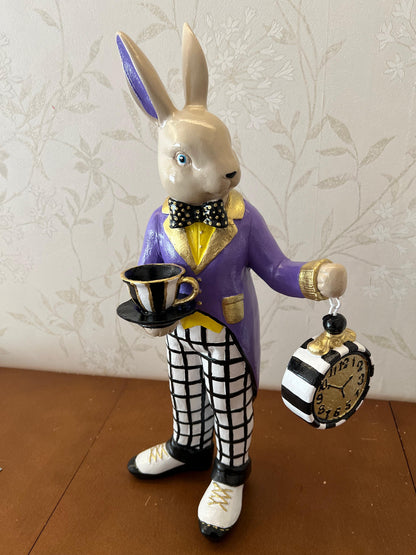 Alice im Wunderland Teezeit Hasenfigur, Hasenstatue mit Teetasse &amp; Uhr, Hasenfigur, Wunderland Teeparty, Hase mit Teetasse