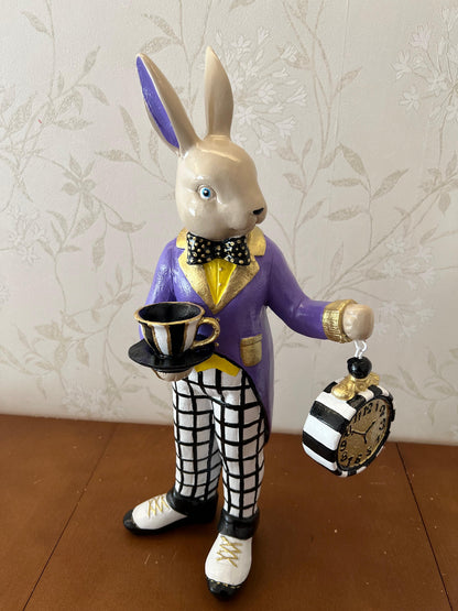 Alice im Wunderland Teezeit Hasenfigur, Hasenstatue mit Teetasse &amp; Uhr, Hasenfigur, Wunderland Teeparty, Hase mit Teetasse