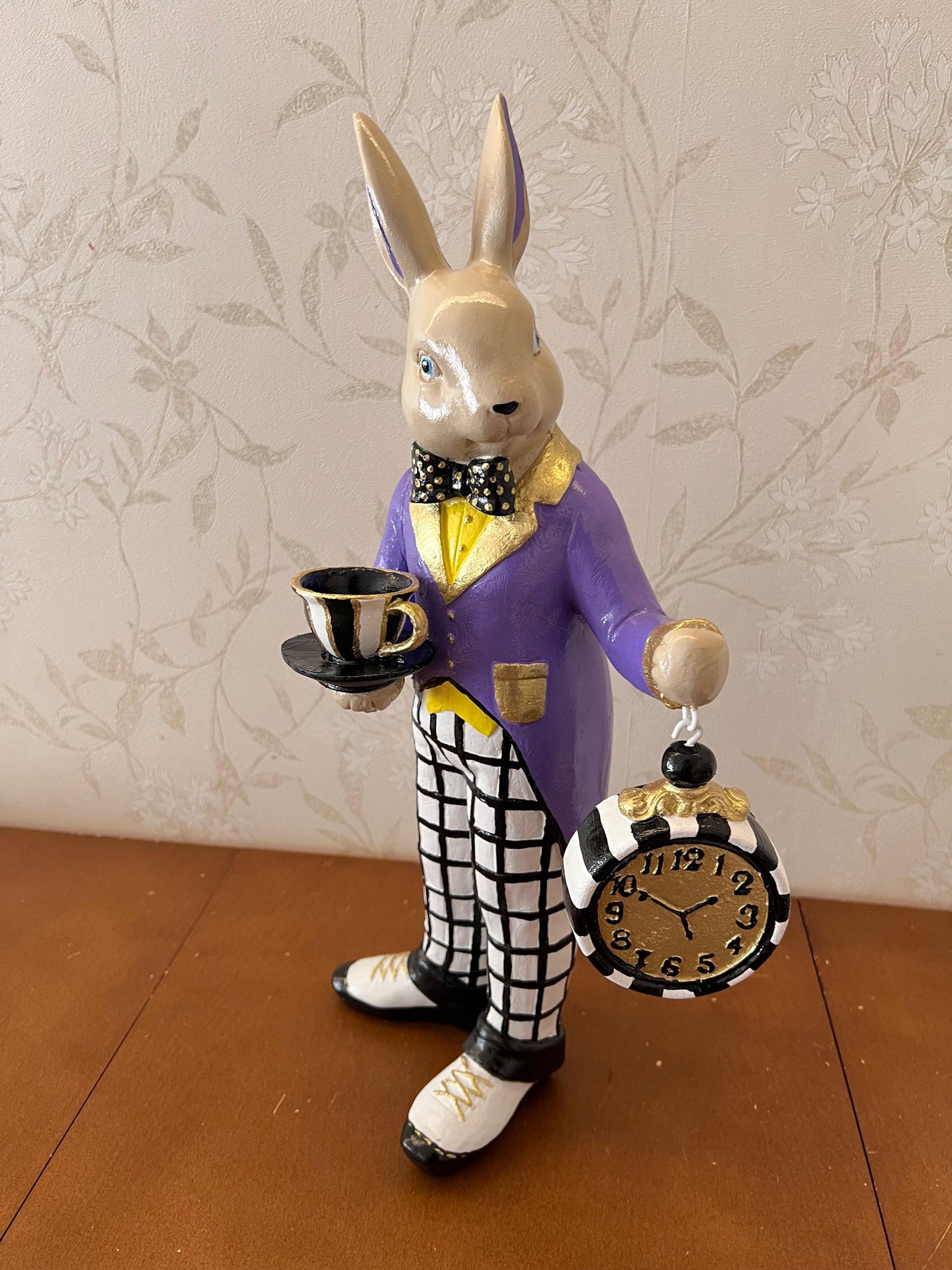 Alice im Wunderland Teezeit Hasenfigur, Hasenstatue mit Teetasse &amp; Uhr, Hasenfigur, Wunderland Teeparty, Hase mit Teetasse
