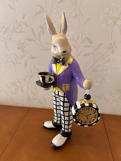 Alice im Wunderland Teezeit Hasenfigur, Hasenstatue mit Teetasse &amp; Uhr, Hasenfigur, Wunderland Teeparty, Hase mit Teetasse