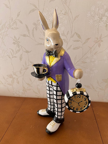 Alice im Wunderland Teezeit Hasenfigur, Hasenstatue mit Teetasse &amp; Uhr, Hasenfigur, Wunderland Teeparty, Hase mit Teetasse