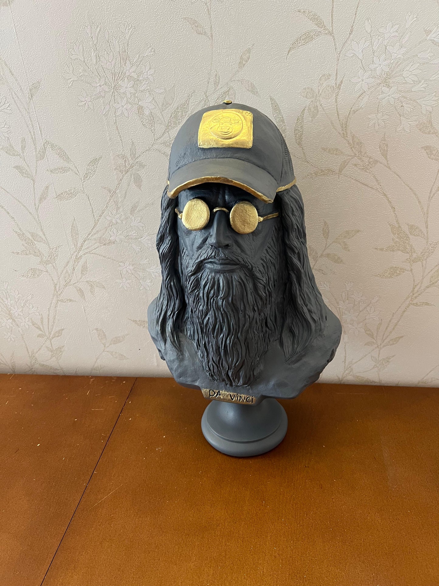 Modern Da Vinci Bust Statue with Cap and Glasses, Da Vinci Bust Statue, Da Vinci Bust, Polyester Da Vinci Head, Da Vinci Sculpture