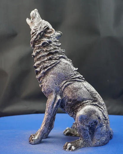 Majestic Howling Wolf Statue, Elegant Wolf Sculpture, Howling Wolf Figurine Decor, Animal Themed Wolf Figurine, Wolf Figure Home Decor
