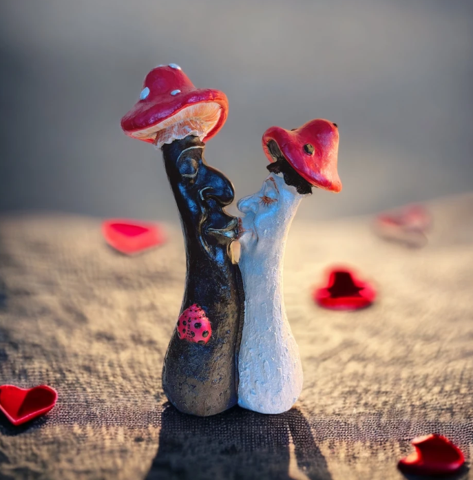 Kissing Mushroom Couple Statue, Polyester Mushroom Couple in Love, Romantic Mushroom Kiss Sculpture, Mushroom Art Statue Couple Kissing