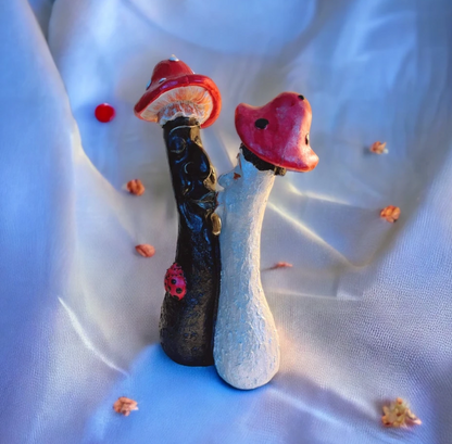 Kissing Mushroom Couple Statue, Polyester Mushroom Couple in Love, Romantic Mushroom Kiss Sculpture, Mushroom Art Statue Couple Kissing