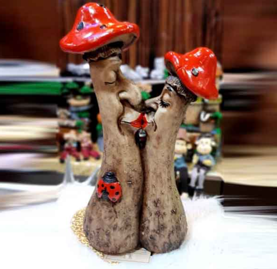 Kissing Mushroom Couple Statue, Polyester Mushroom Couple in Love, Romantic Mushroom Kiss Sculpture, Mushroom Art Statue Couple Kissing