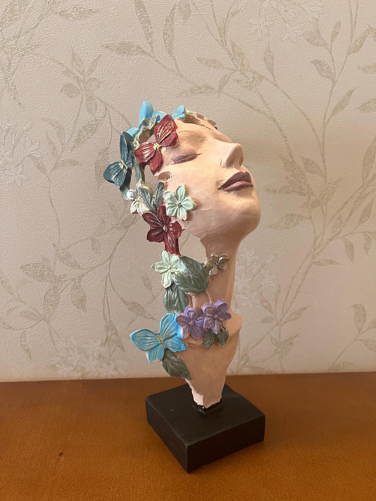 Scultura artistica di volto di ragazza con fiori, decorazione artistica di volto floreale, decorazione astratta femminile, scultura di volto con farfalle, decorazione di farfalle, statua di farfalle
