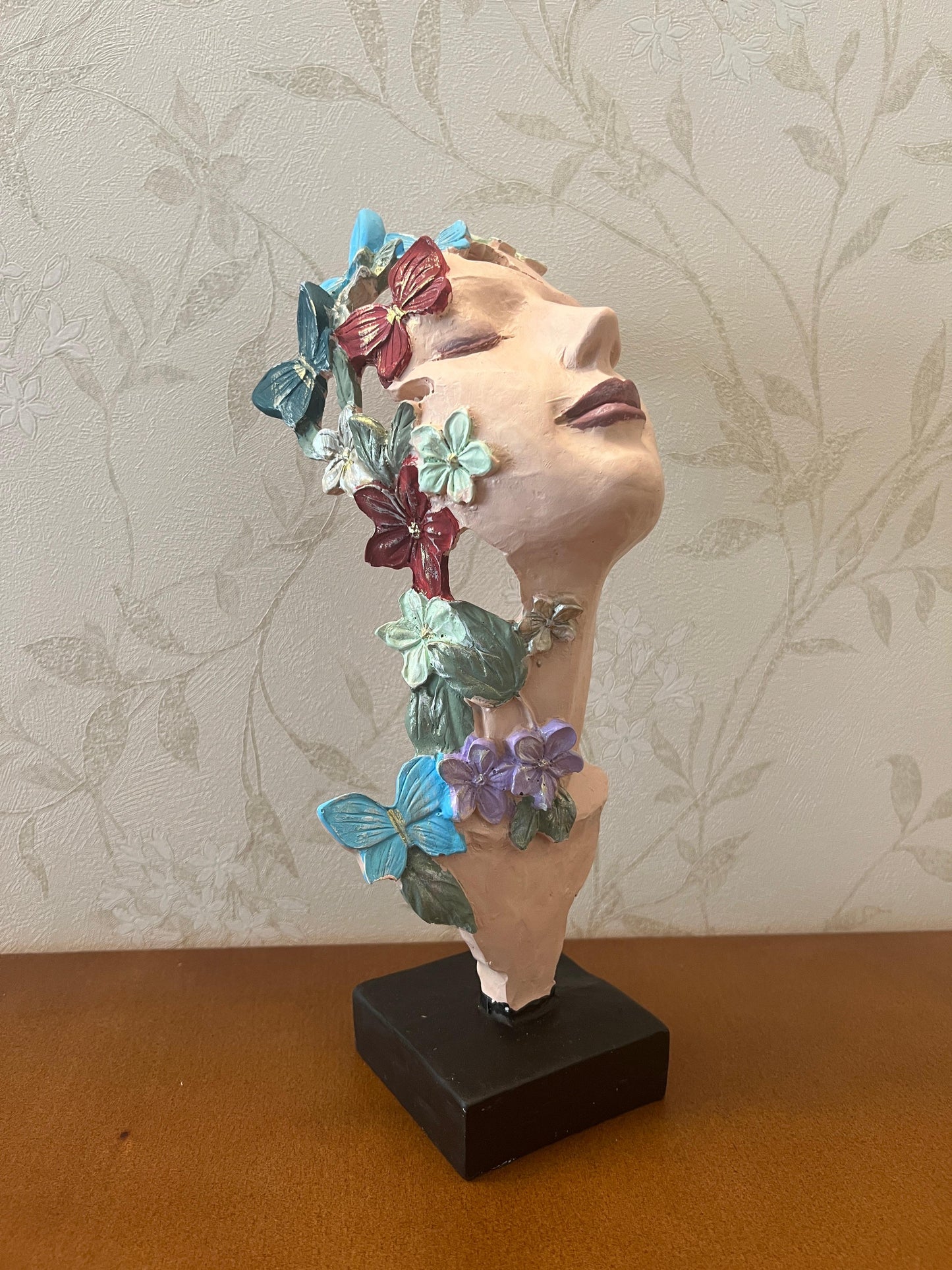 Scultura artistica di volto di ragazza con fiori, decorazione artistica di volto floreale, decorazione astratta femminile, scultura di volto con farfalle, decorazione di farfalle, statua di farfalle