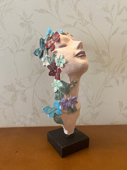 Scultura artistica di volto di ragazza con fiori, decorazione artistica di volto floreale, decorazione astratta femminile, scultura di volto con farfalle, decorazione di farfalle, statua di farfalle
