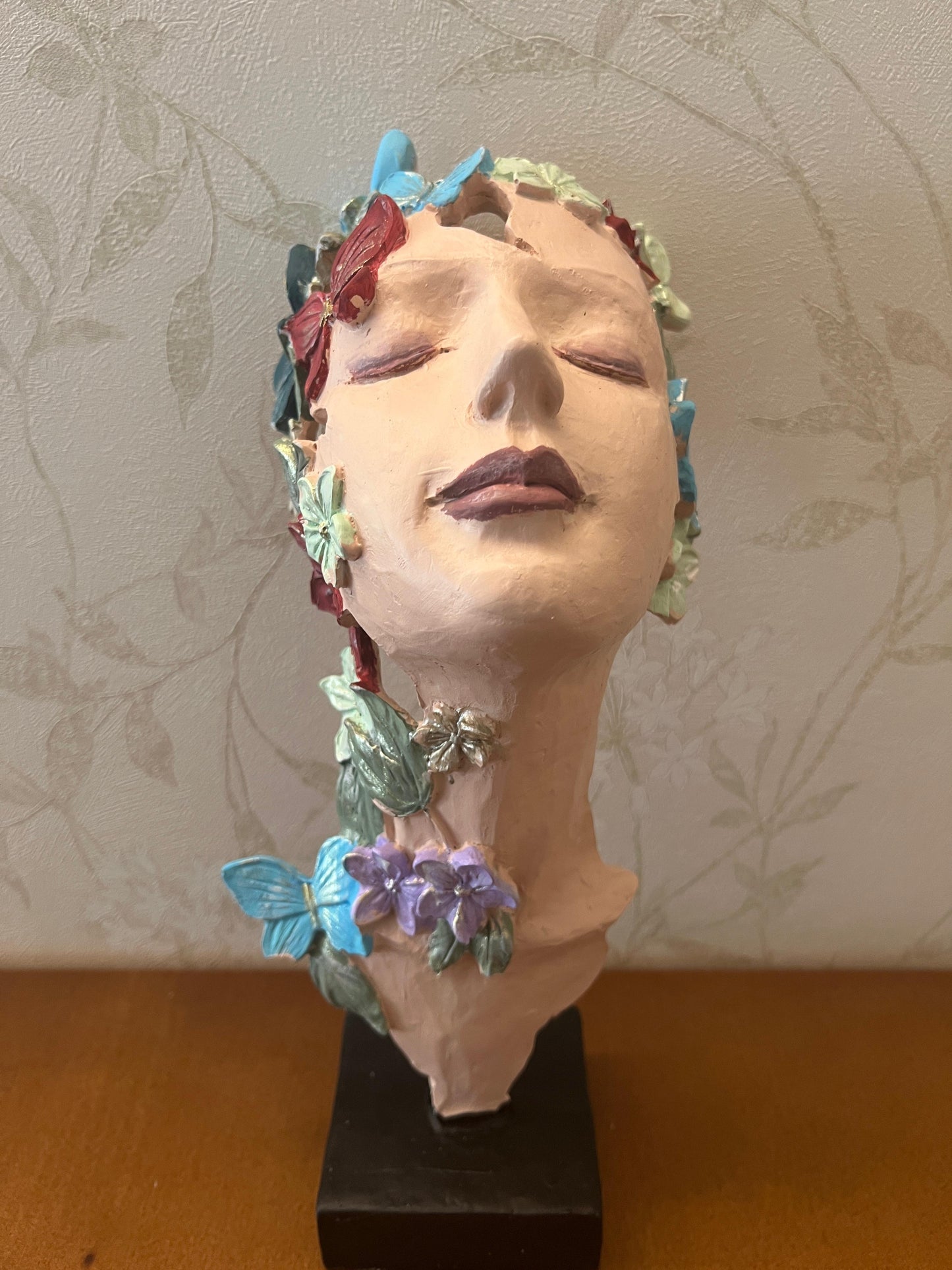 Scultura artistica di volto di ragazza con fiori, decorazione artistica di volto floreale, decorazione astratta femminile, scultura di volto con farfalle, decorazione di farfalle, statua di farfalle