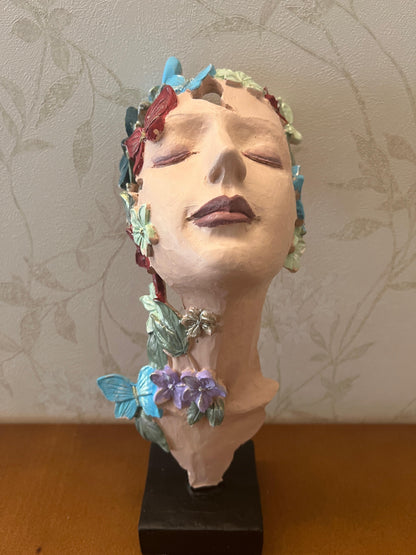 Scultura artistica di volto di ragazza con fiori, decorazione artistica di volto floreale, decorazione astratta femminile, scultura di volto con farfalle, decorazione di farfalle, statua di farfalle
