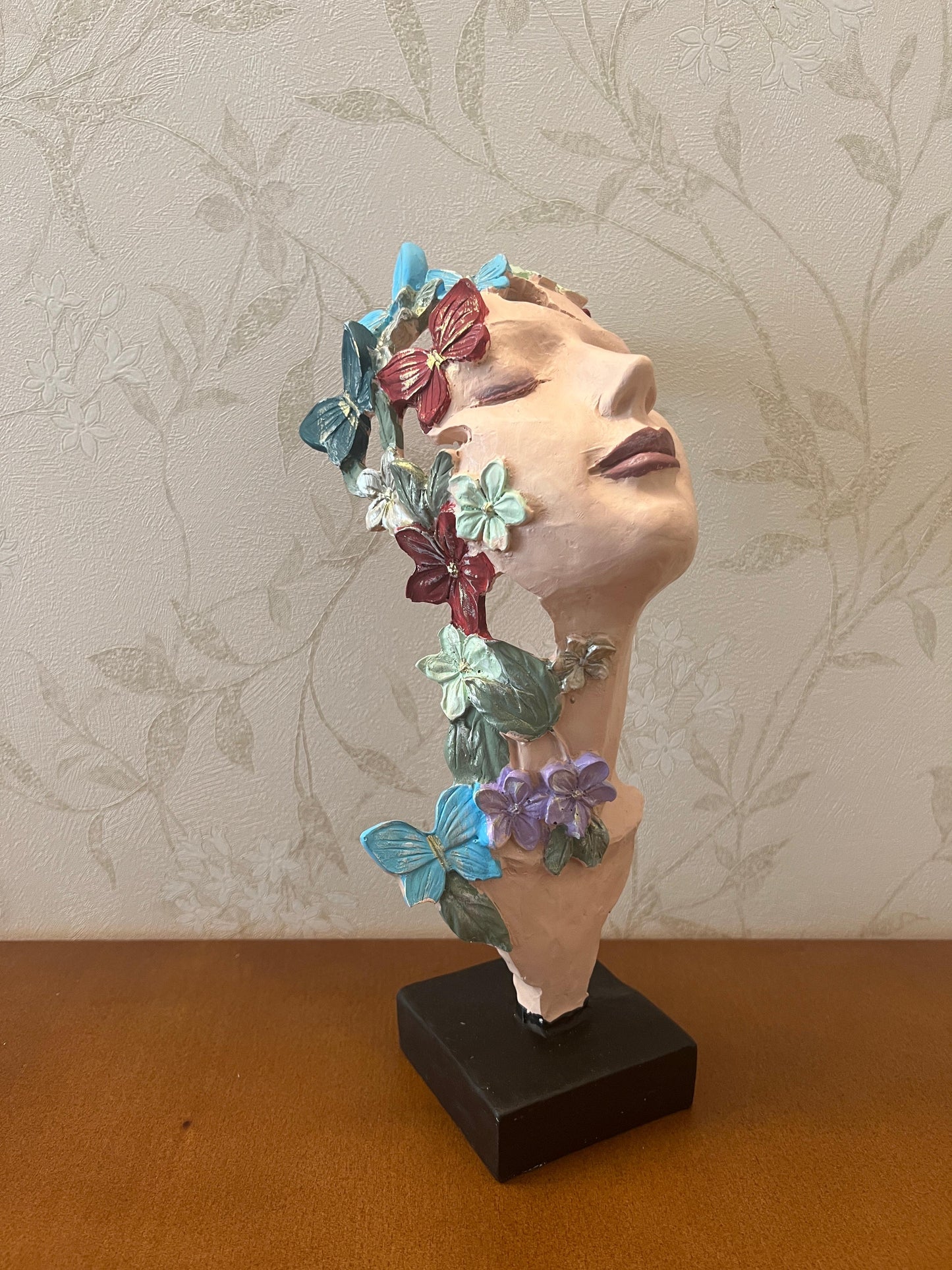 Scultura artistica di volto di ragazza con fiori, decorazione artistica di volto floreale, decorazione astratta femminile, scultura di volto con farfalle, decorazione di farfalle, statua di farfalle