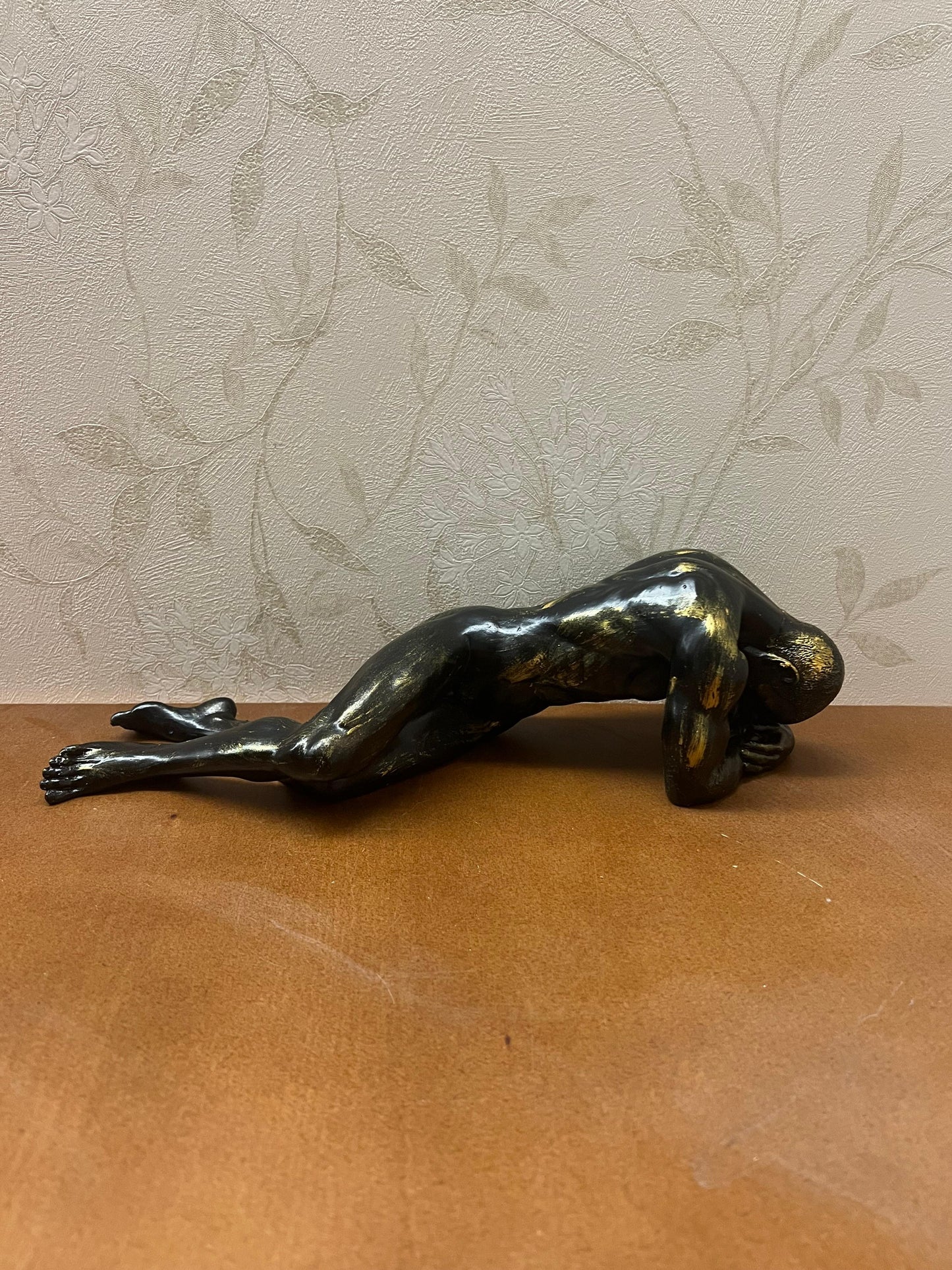 Scultura di figura maschile sdraiata, statua astratta del corpo umano, statua artistica di figura maschile, opera d'arte del corpo maschile, scultura di figura maschile, scultura maschile, statua maschile, decorazione maschile