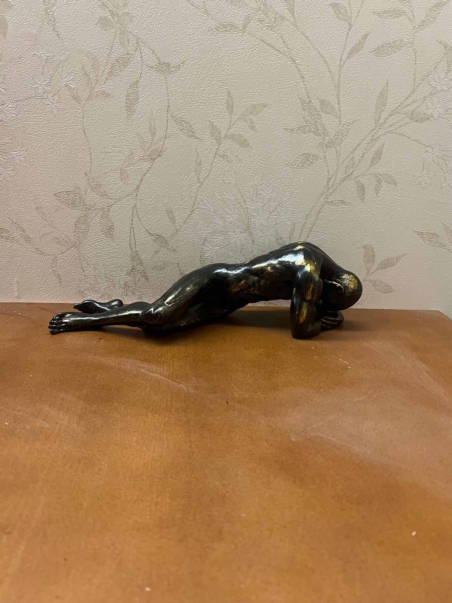Scultura di figura maschile sdraiata, statua astratta del corpo umano, statua artistica di figura maschile, opera d'arte del corpo maschile, scultura di figura maschile, scultura maschile, statua maschile, decorazione maschile