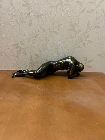 Scultura di figura maschile sdraiata, statua astratta del corpo umano, statua artistica di figura maschile, opera d'arte del corpo maschile, scultura di figura maschile, scultura maschile, statua maschile, decorazione maschile