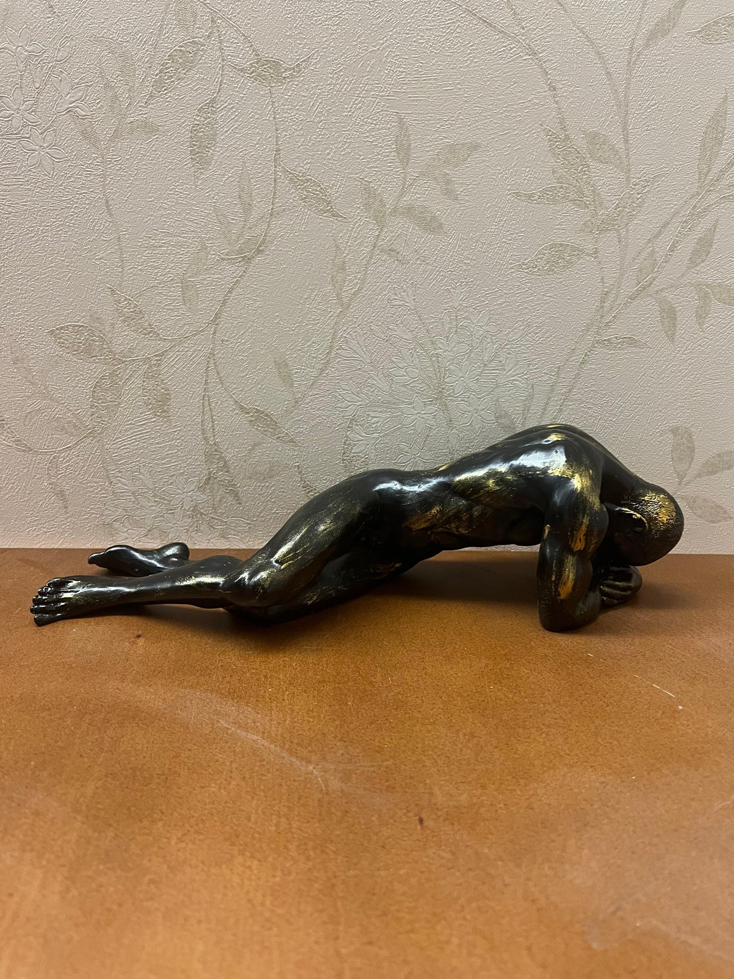 Scultura di figura maschile sdraiata, statua astratta del corpo umano, statua artistica di figura maschile, opera d'arte del corpo maschile, scultura di figura maschile, scultura maschile, statua maschile, decorazione maschile