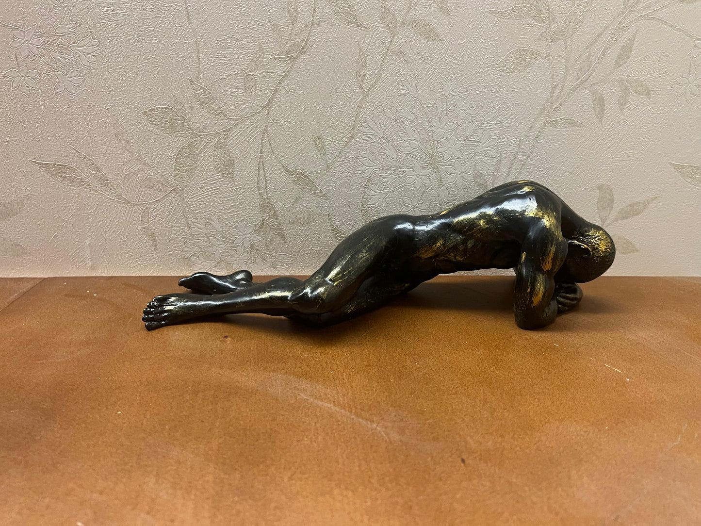 Scultura di figura maschile sdraiata, statua astratta del corpo umano, statua artistica di figura maschile, opera d'arte del corpo maschile, scultura di figura maschile, scultura maschile, statua maschile, decorazione maschile