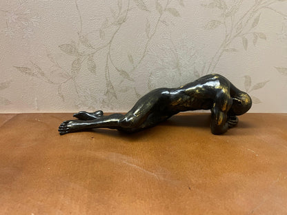 Scultura di figura maschile sdraiata, statua astratta del corpo umano, statua artistica di figura maschile, opera d'arte del corpo maschile, scultura di figura maschile, scultura maschile, statua maschile, decorazione maschile