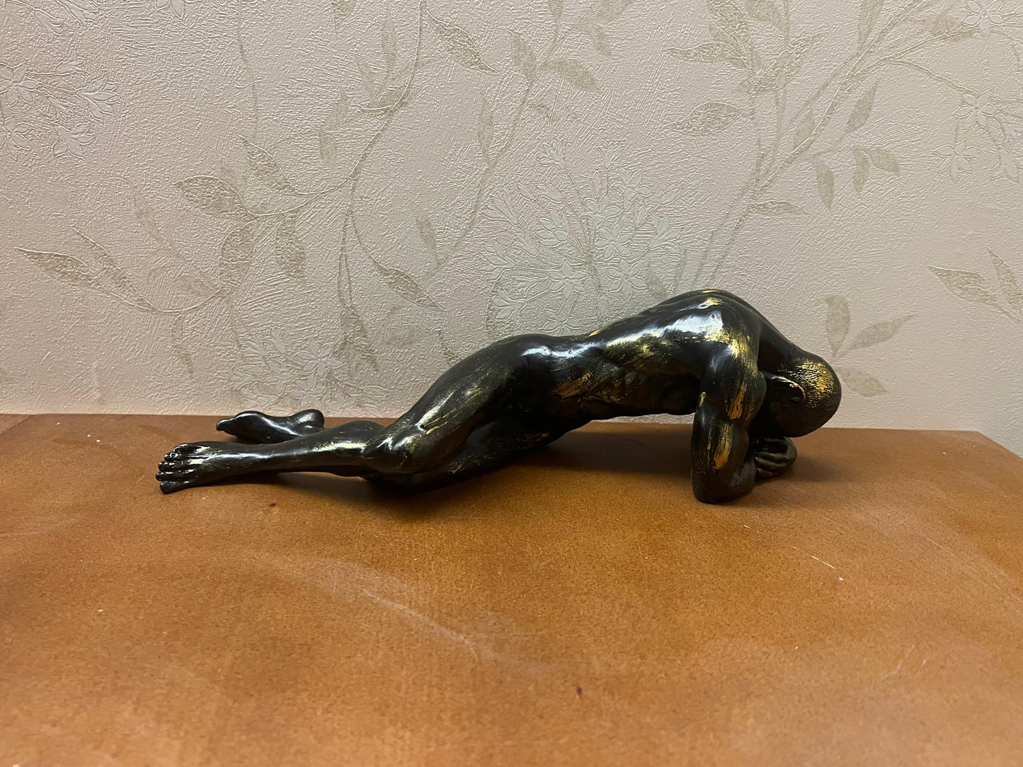 Scultura di figura maschile sdraiata, statua astratta del corpo umano, statua artistica di figura maschile, opera d'arte del corpo maschile, scultura di figura maschile, scultura maschile, statua maschile, decorazione maschile