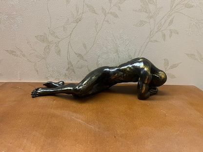 Scultura di figura maschile sdraiata, statua astratta del corpo umano, statua artistica di figura maschile, opera d'arte del corpo maschile, scultura di figura maschile, scultura maschile, statua maschile, decorazione maschile
