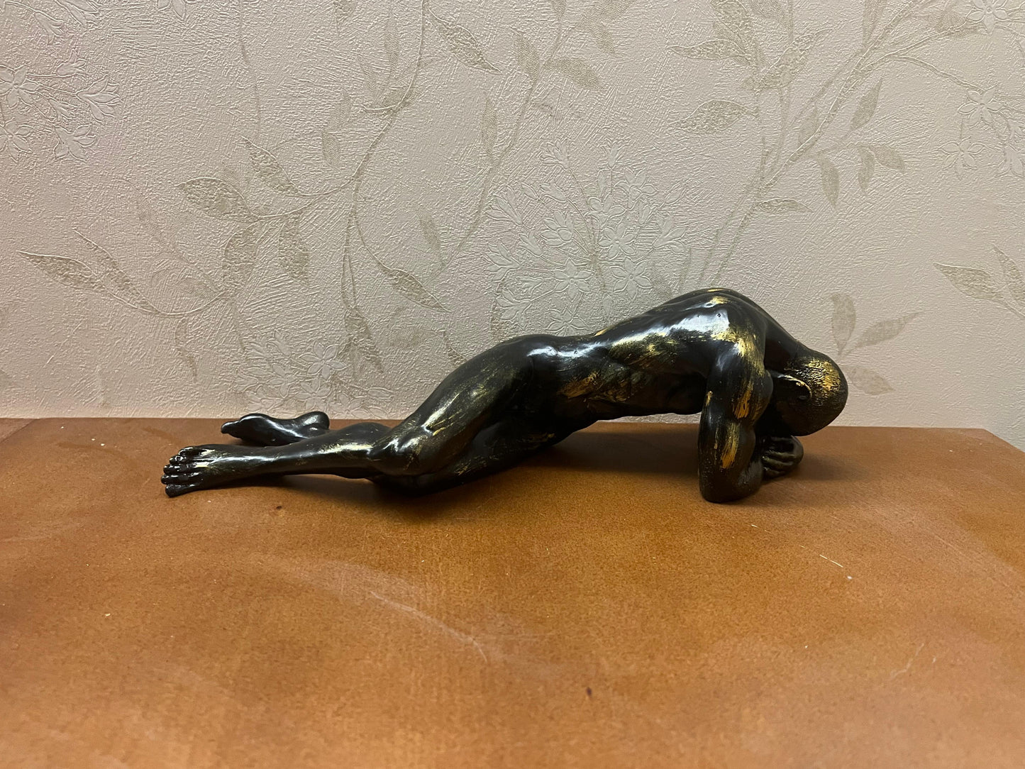 Scultura di figura maschile sdraiata, statua astratta del corpo umano, statua artistica di figura maschile, opera d'arte del corpo maschile, scultura di figura maschile, scultura maschile, statua maschile, decorazione maschile