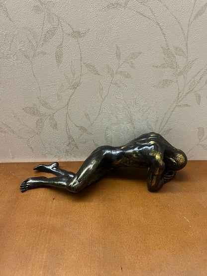 Scultura di figura maschile sdraiata, statua astratta del corpo umano, statua artistica di figura maschile, opera d'arte del corpo maschile, scultura di figura maschile, scultura maschile, statua maschile, decorazione maschile