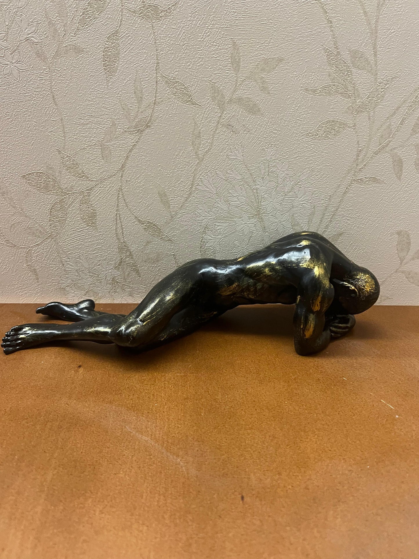 Scultura di figura maschile sdraiata, statua astratta del corpo umano, statua artistica di figura maschile, opera d'arte del corpo maschile, scultura di figura maschile, scultura maschile, statua maschile, decorazione maschile