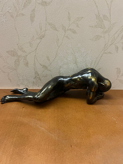 Scultura di figura maschile sdraiata, statua astratta del corpo umano, statua artistica di figura maschile, opera d'arte del corpo maschile, scultura di figura maschile, scultura maschile, statua maschile, decorazione maschile