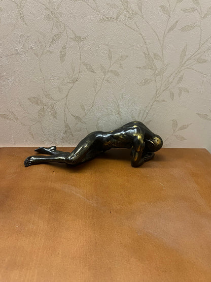 Scultura di figura maschile sdraiata, statua astratta del corpo umano, statua artistica di figura maschile, opera d'arte del corpo maschile, scultura di figura maschile, scultura maschile, statua maschile, decorazione maschile
