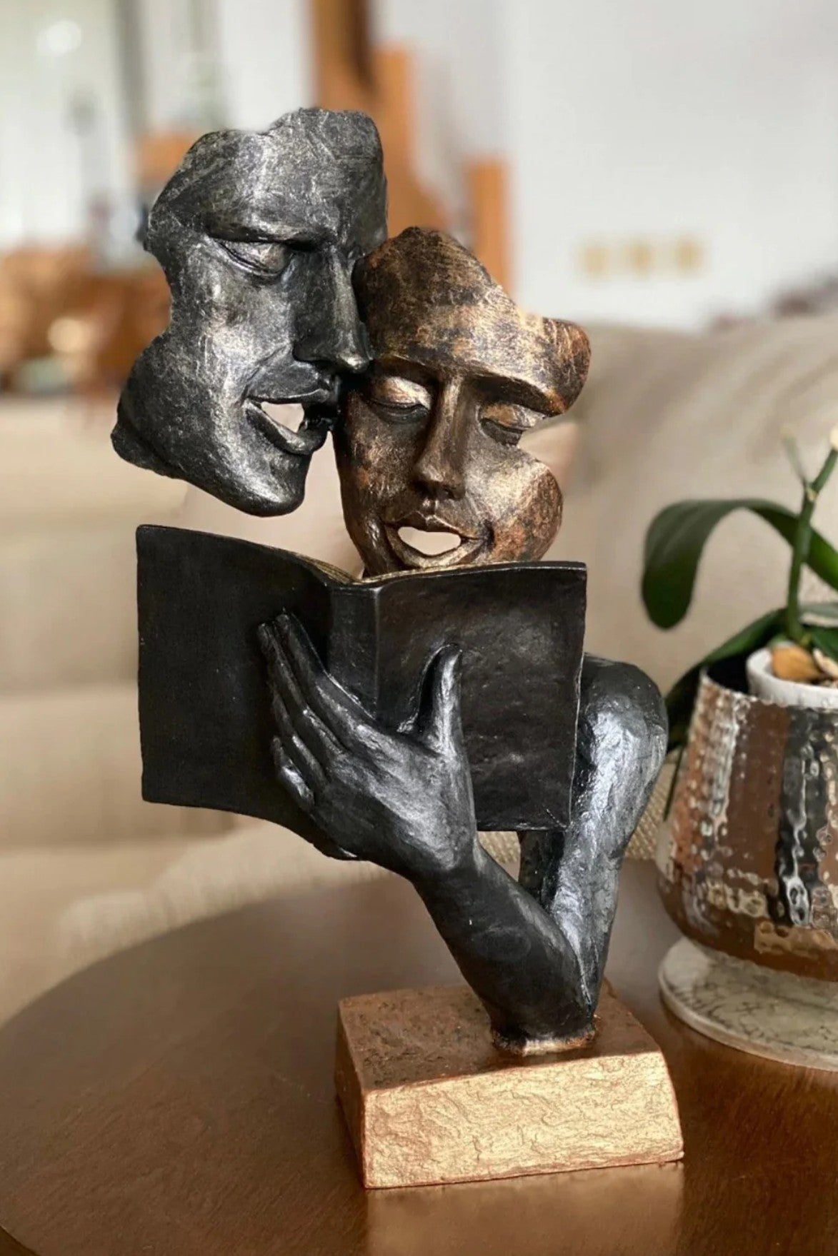 Paar liest eine Buchskulptur, Romantisches Geschenk für Buchliebhaber, Lesepaar Statue, Buchlese-Kunstdekor, Buchliebhaber-Statue, Liebesstatue, Buchstatue, Buchdekor
