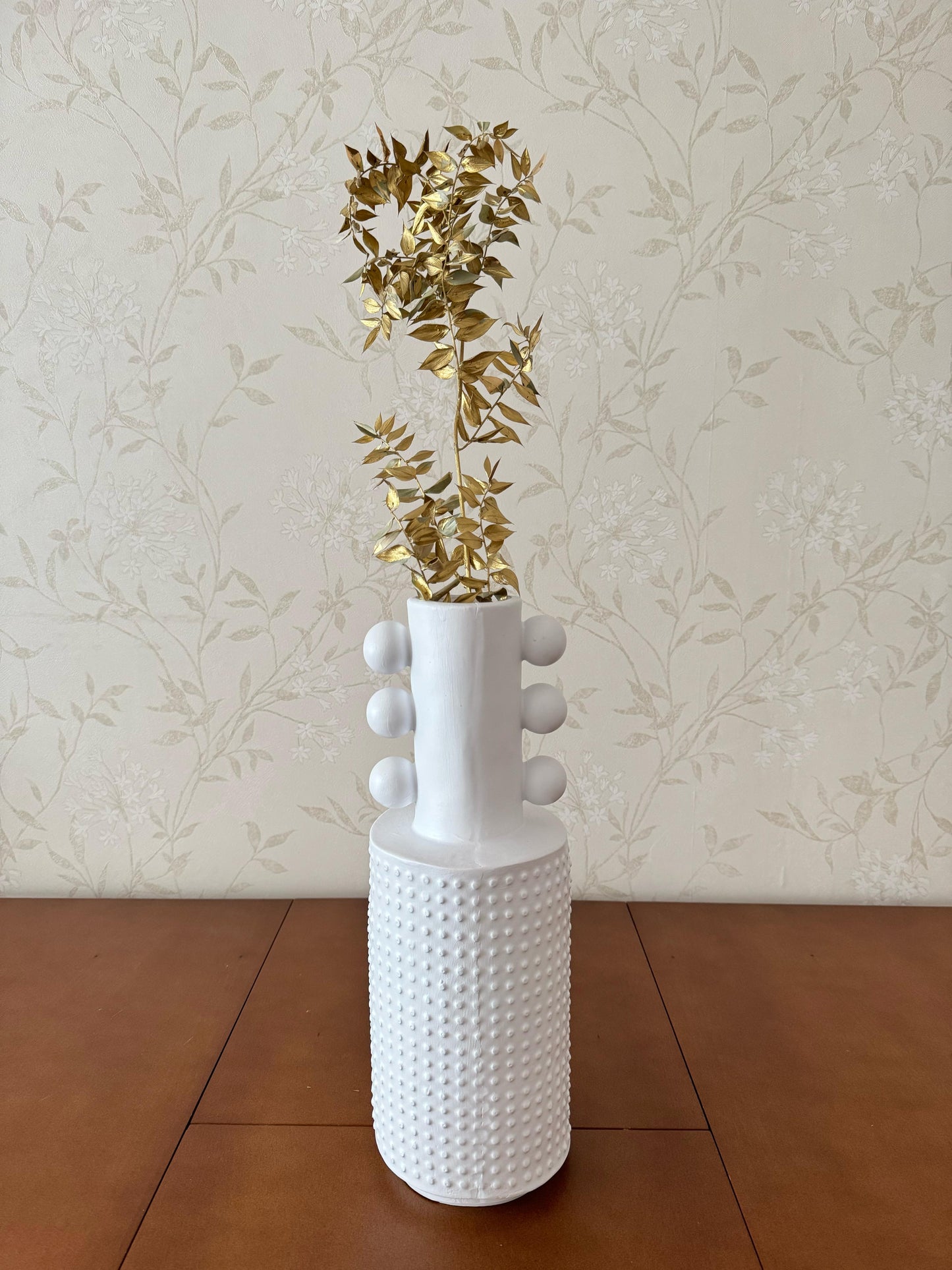 Moderne Polyestervase, Zeitgenössische Dekorvase, einzigartige skulpturale Vase, abstrakte große Vase, handgefertigte dekorative Vase, Vase im nordischen Stil