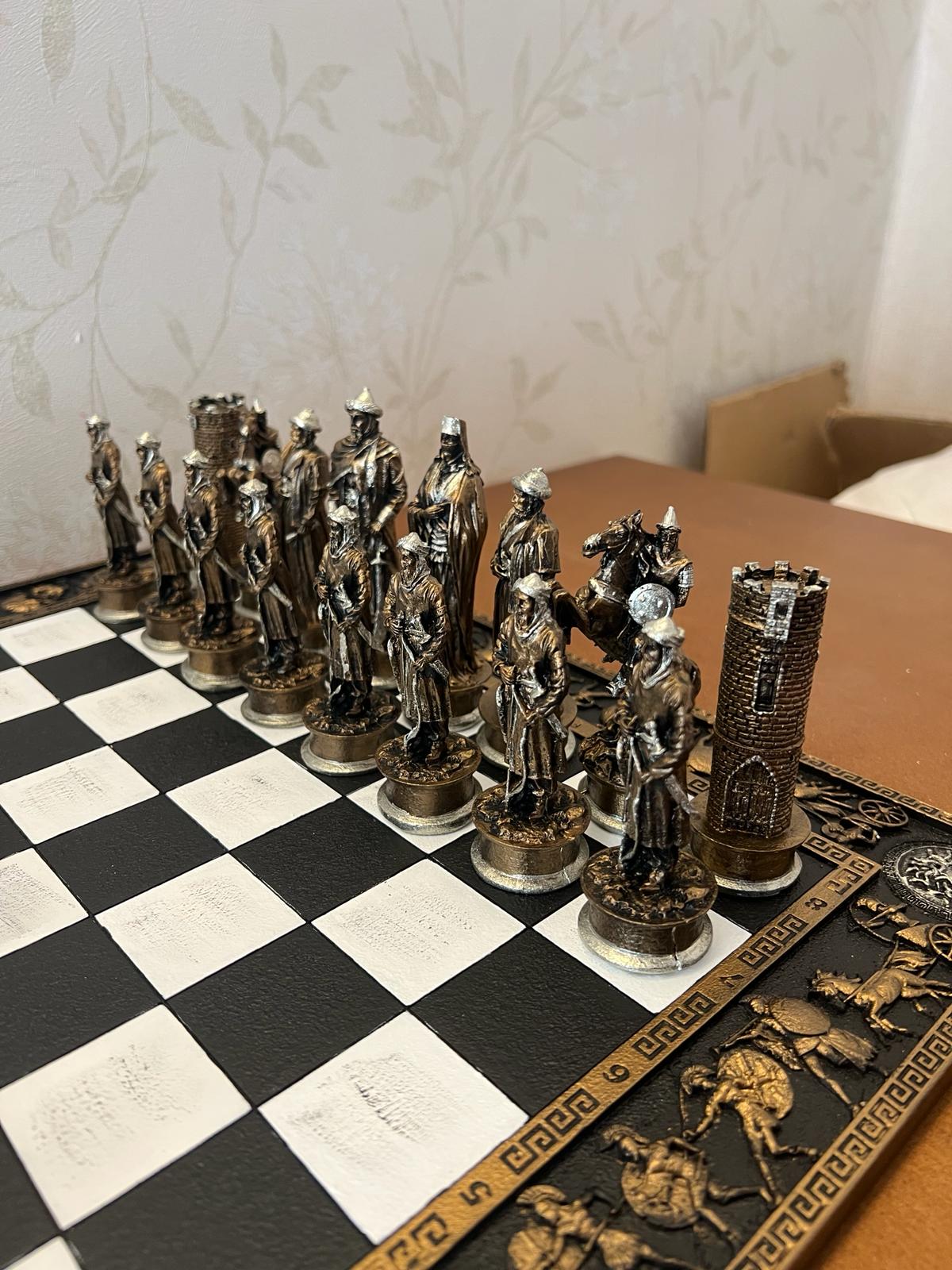 Historical Chess Set with Decorative Board, Medieval Chess Set with Detailed Warrior Pieces, Antique Look Chess Set with Medieval Figures