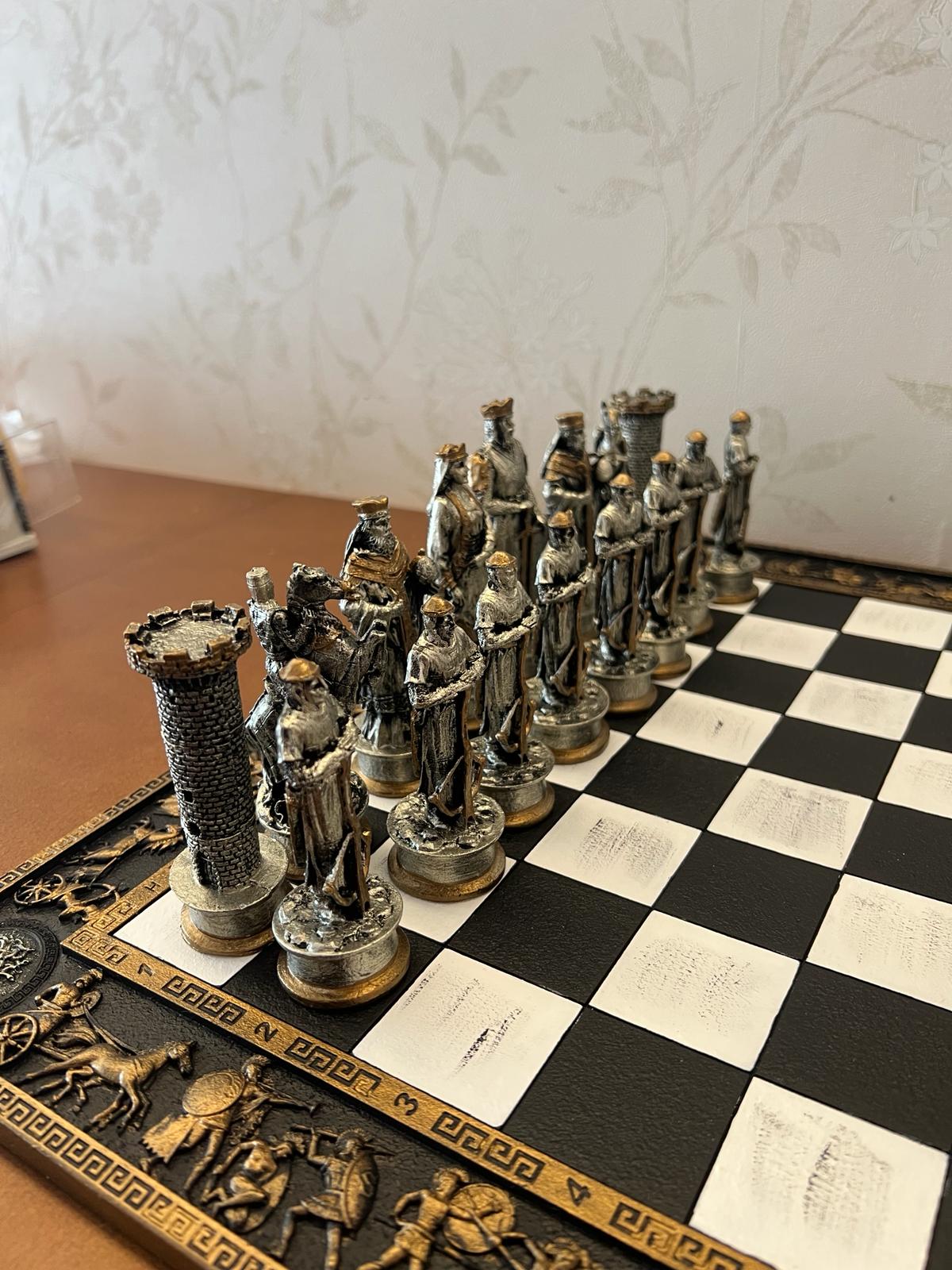 Historical Chess Set with Decorative Board, Medieval Chess Set with Detailed Warrior Pieces, Antique Look Chess Set with Medieval Figures