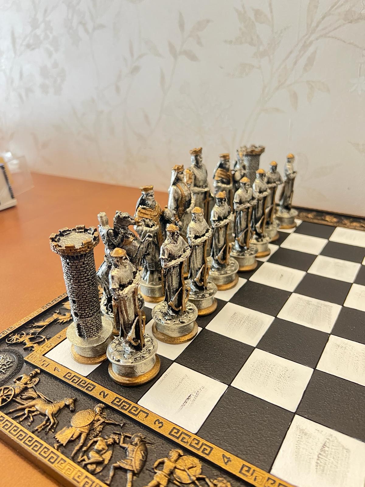 Historical Chess Set with Decorative Board, Medieval Chess Set with Detailed Warrior Pieces, Antique Look Chess Set with Medieval Figures
