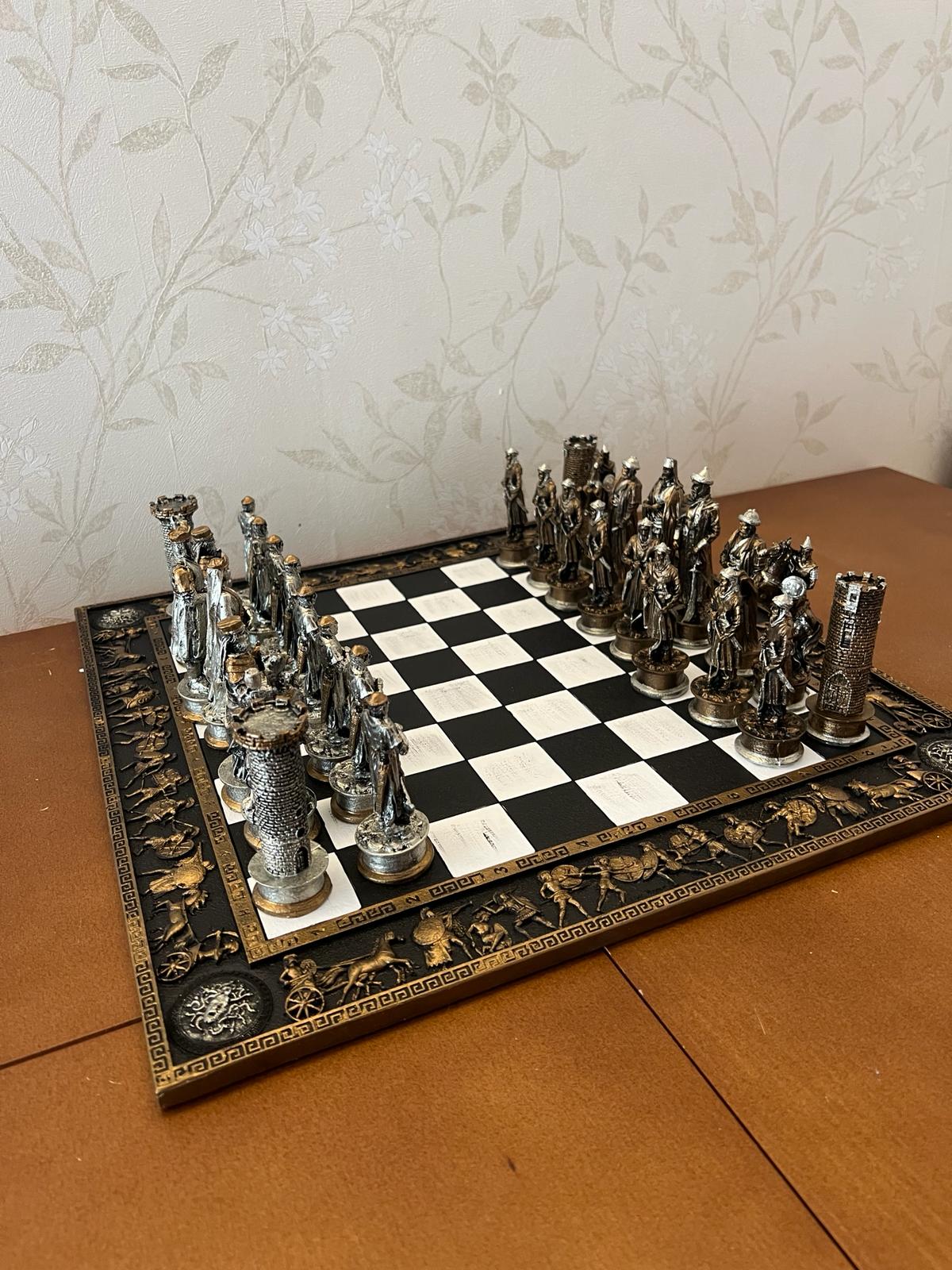 Historical Chess Set with Decorative Board, Medieval Chess Set with Detailed Warrior Pieces, Antique Look Chess Set with Medieval Figures