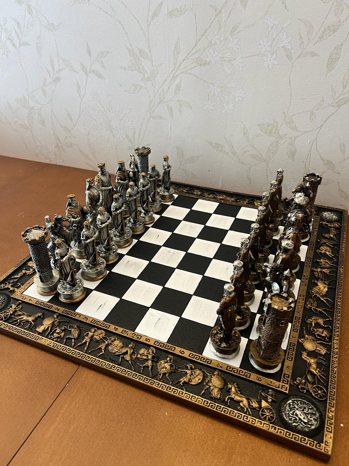 Historical Chess Set with Decorative Board, Medieval Chess Set with Detailed Warrior Pieces, Antique Look Chess Set with Medieval Figures
