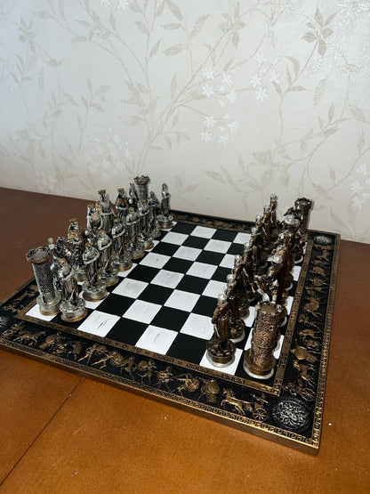Historical Chess Set with Decorative Board, Medieval Chess Set with Detailed Warrior Pieces, Antique Look Chess Set with Medieval Figures