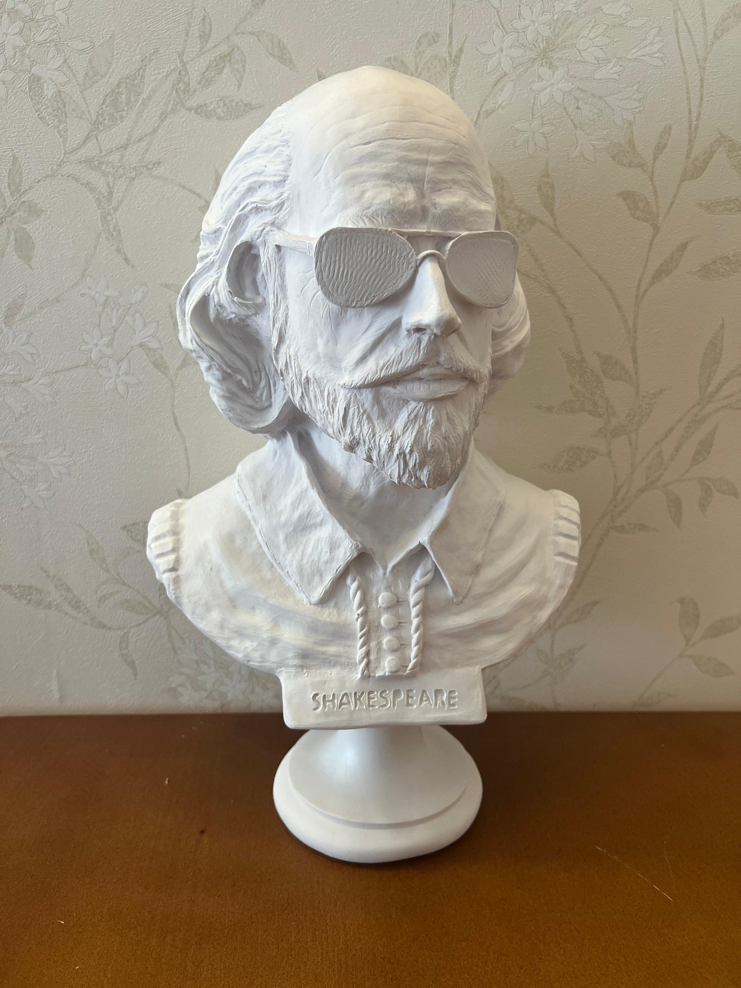 Shakespeare Büste Statue, Shakespeare mit Sonnenbrille Statue, Modernisierte historische Figur Büste, Shakespeare Büste Skulptur, Shakespeare Büste, Shakespeare Statue