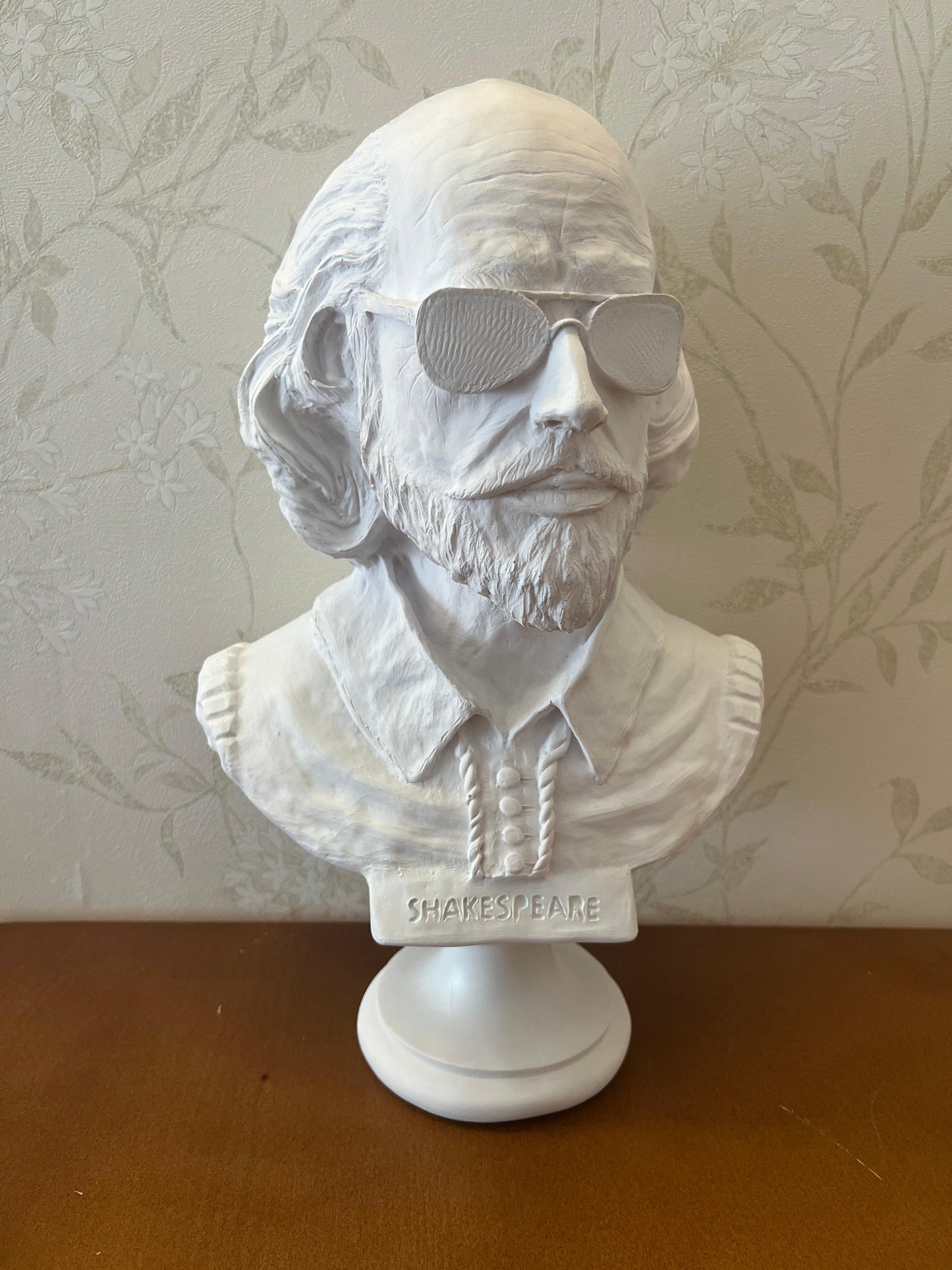 Shakespeare Büste Statue, Shakespeare mit Sonnenbrille Statue, Modernisierte historische Figur Büste, Shakespeare Büste Skulptur, Shakespeare Büste, Shakespeare Statue