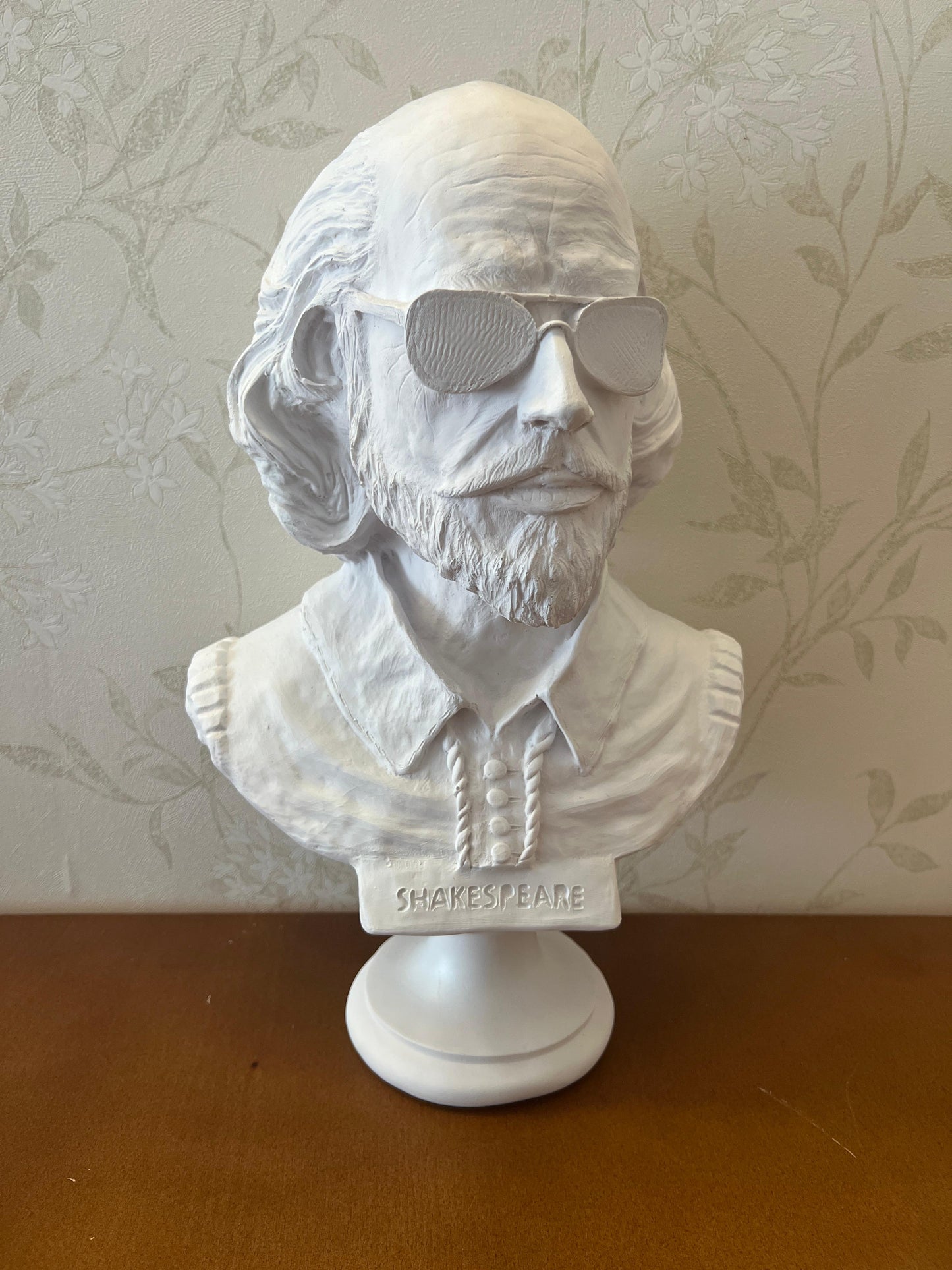 Shakespeare Büste Statue, Shakespeare mit Sonnenbrille Statue, Modernisierte historische Figur Büste, Shakespeare Büste Skulptur, Shakespeare Büste, Shakespeare Statue