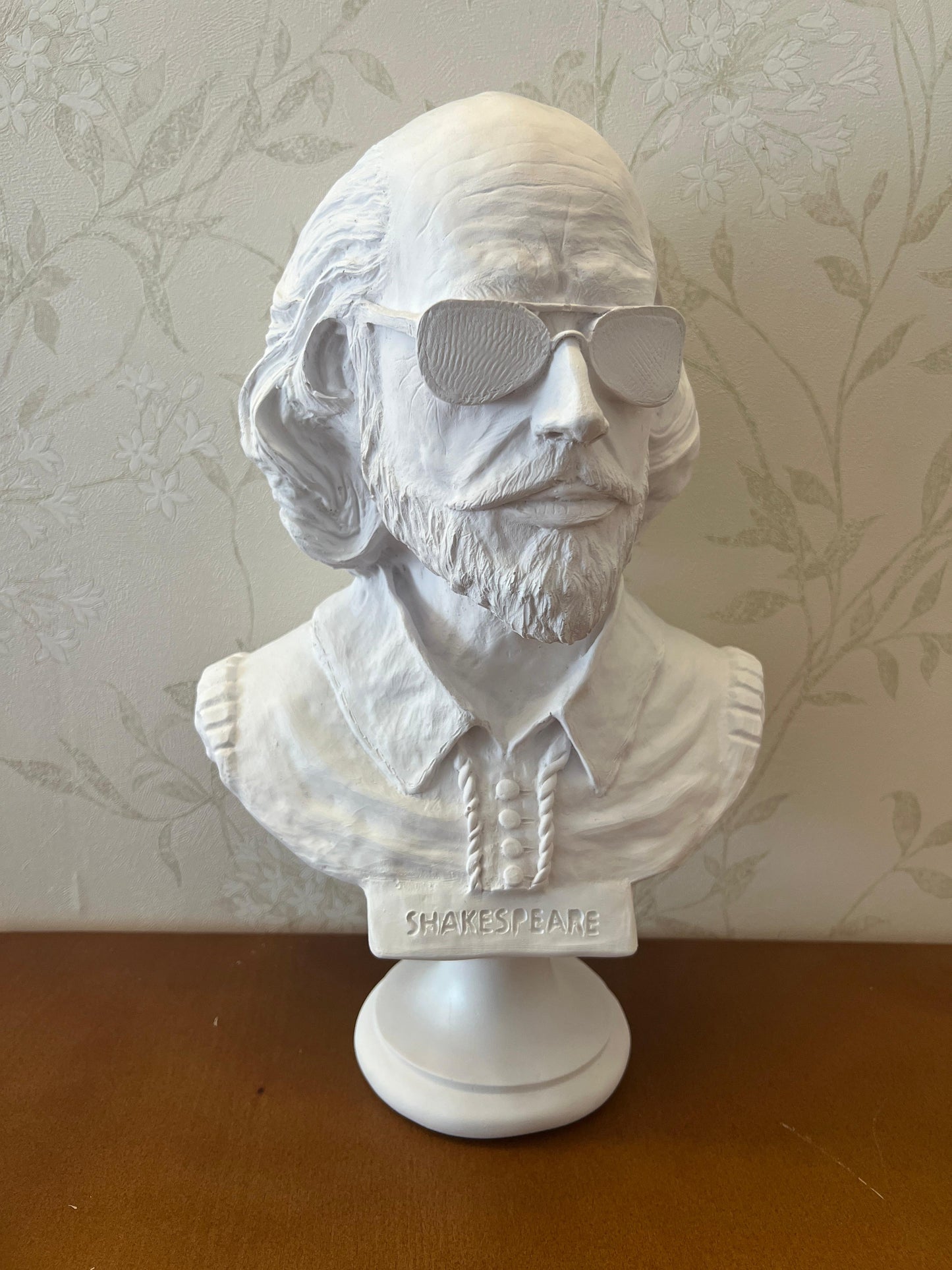 Shakespeare Büste Statue, Shakespeare mit Sonnenbrille Statue, Modernisierte historische Figur Büste, Shakespeare Büste Skulptur, Shakespeare Büste, Shakespeare Statue