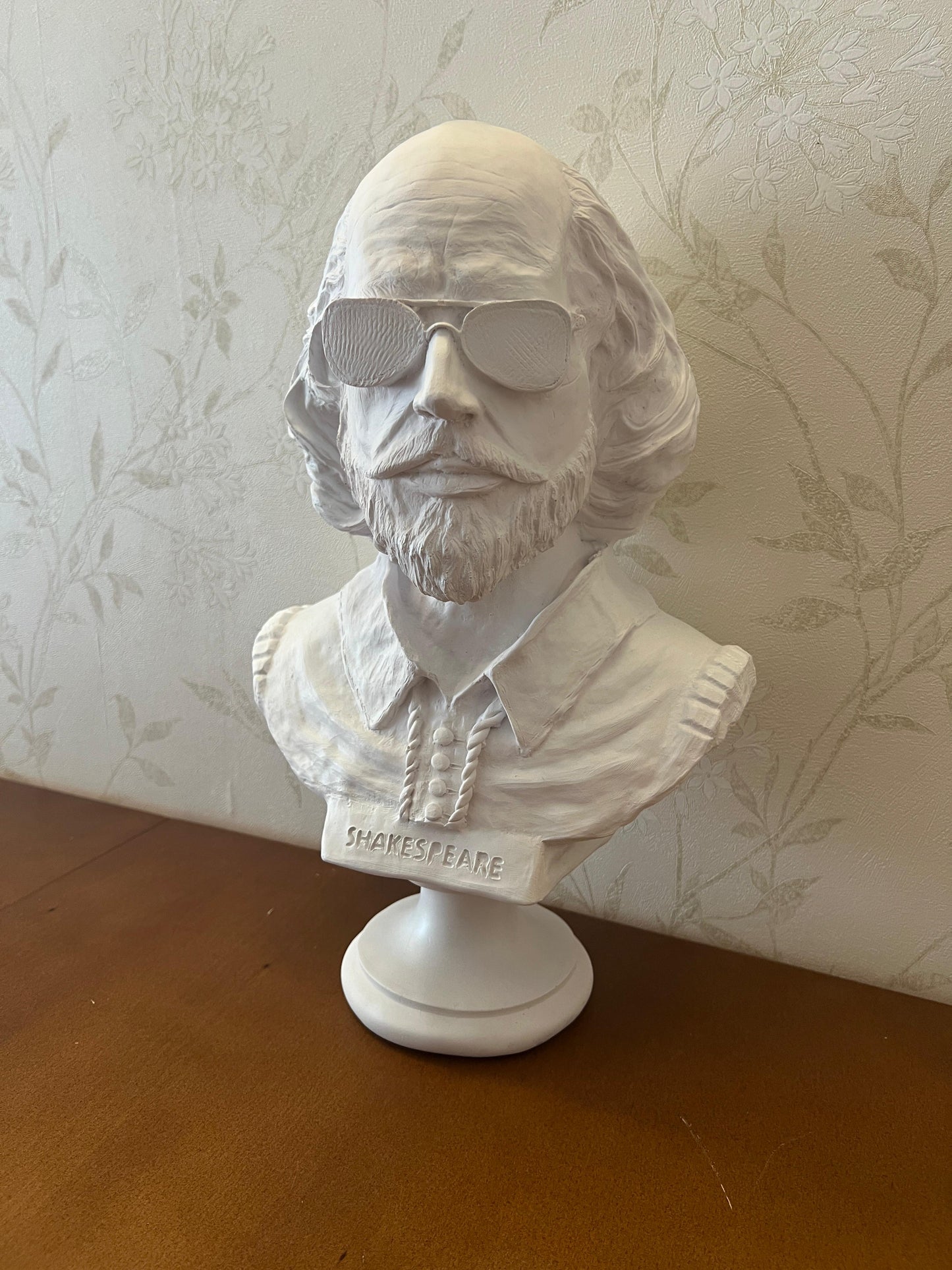 Shakespeare Büste Statue, Shakespeare mit Sonnenbrille Statue, Modernisierte historische Figur Büste, Shakespeare Büste Skulptur, Shakespeare Büste, Shakespeare Statue