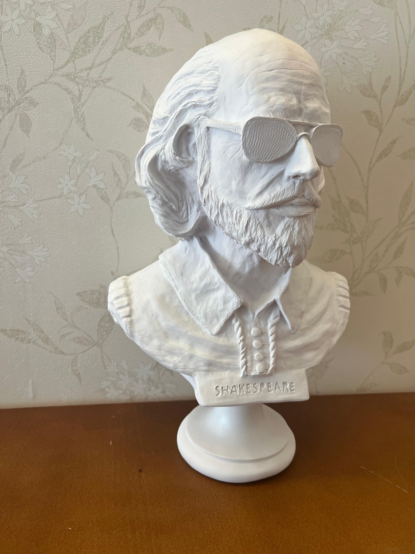 Shakespeare Büste Statue, Shakespeare mit Sonnenbrille Statue, Modernisierte historische Figur Büste, Shakespeare Büste Skulptur, Shakespeare Büste, Shakespeare Statue