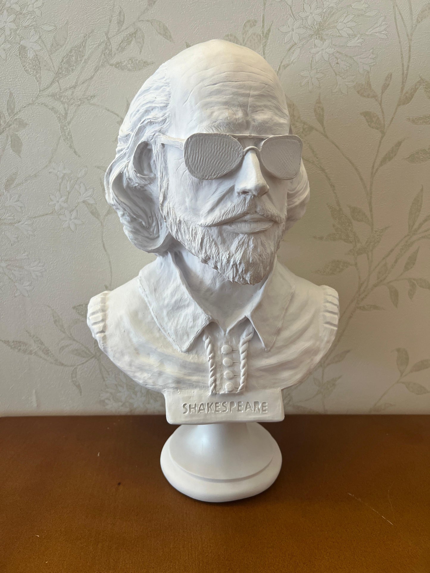 Shakespeare Büste Statue, Shakespeare mit Sonnenbrille Statue, Modernisierte historische Figur Büste, Shakespeare Büste Skulptur, Shakespeare Büste, Shakespeare Statue